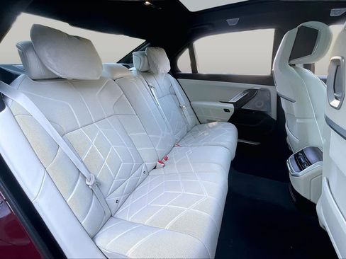 Used 2023 BMW i7 xDrive60 AWD/4WD image 19