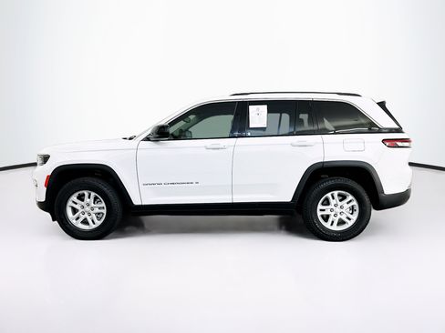 Used 2023 Jeep Grand Cherokee Laredo AWD/4WD image 4