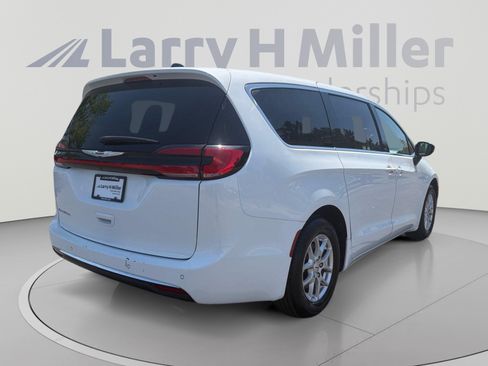 Used 2024 Chrysler Pacifica Touring-L FWD image 5