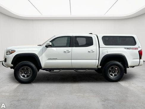 Used 2019 Toyota Tacoma TRD Off-Road w/ Technology Package AWD/4WD image 3