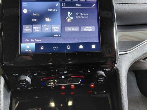 Used 2022 Jeep Grand Cherokee Altitude image 23