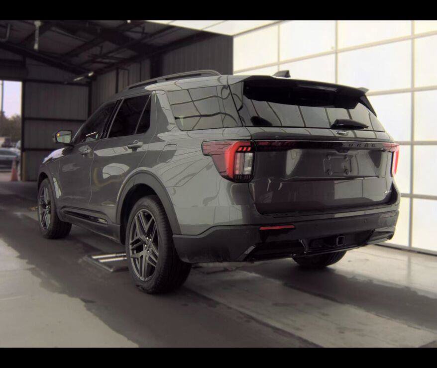 Used 2025 Ford Explorer ST-Line w/ ST-Line Street Pack AWD/4WD image 11