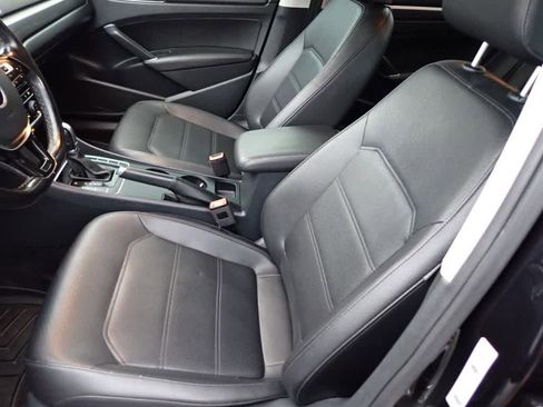 Used 2018 Volkswagen Passat 2.0T R-Line w/ R-Line Lighting Package image 17