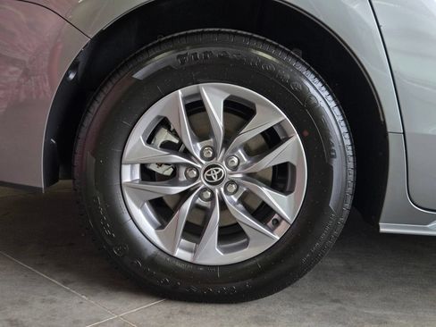 Certified 2026 Toyota Sienna XLE FWD image 5