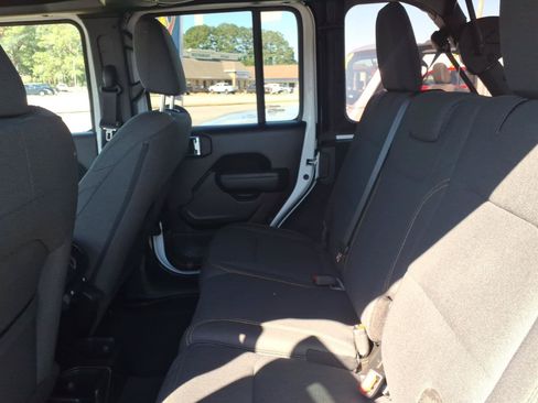 Used 2025 Jeep Wrangler Unlimited Sport AWD/4WD image 9