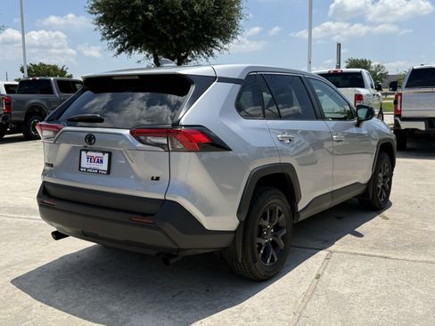 Used 2022 Toyota RAV4 LE FWD image 5