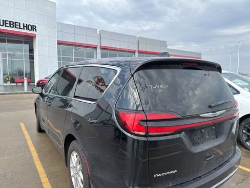 Used 2024 Chrysler Pacifica Touring-L image 25