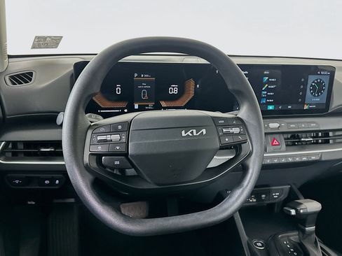 Used 2025 Kia K4 LXS image 17