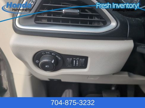 Used 2017 Chrysler Pacifica Touring-L w/ Tire & Wheel Group image 23