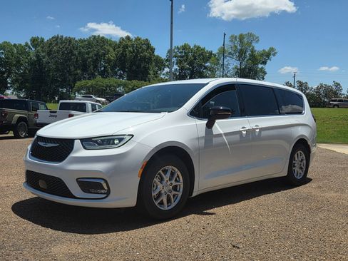 New 2026 Chrysler Pacifica Select FWD image 1