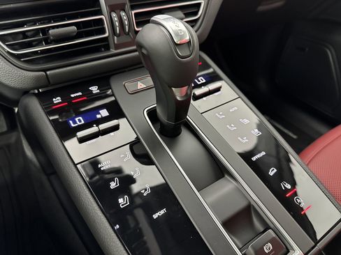 Certified 2025 Porsche Macan image 22