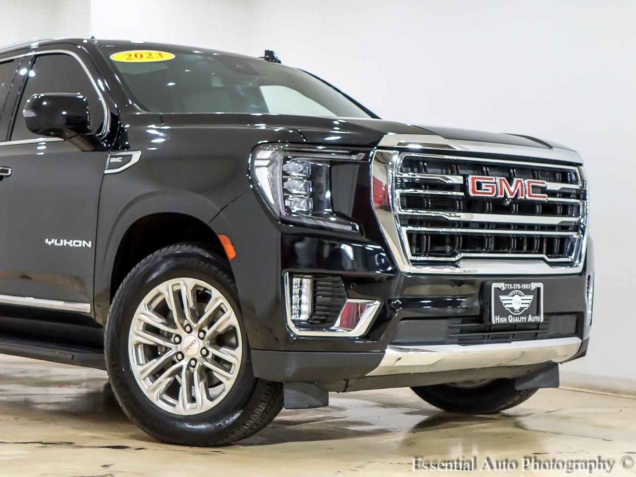 Used 2023 GMC Yukon SLT w/ SLT Luxury Package AWD/4WD image 2