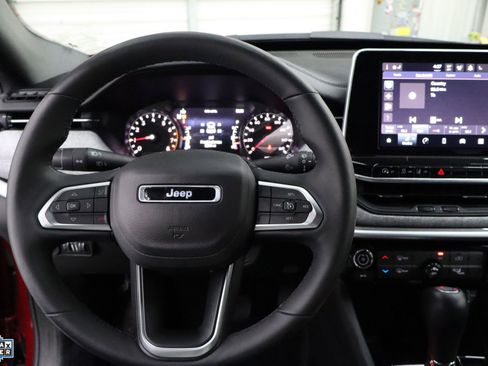 Used 2025 Jeep Compass Latitude image 19