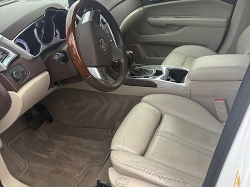 Used 2011 Cadillac SRX Luxury image 5