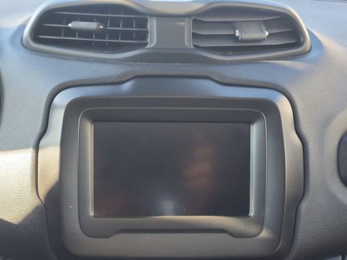 Used 2019 Jeep Renegade Latitude w/ Cold Weather Group image 17