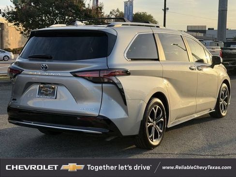 Used 2025 Toyota Sienna Platinum AWD/4WD image 6