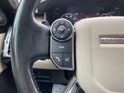 Used 2018 Land Rover Discovery HSE AWD/4WD image 17