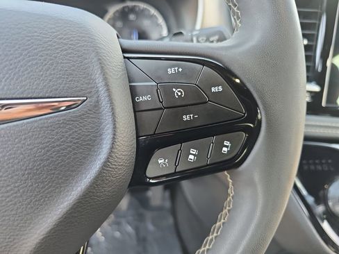 Used 2024 Chrysler Pacifica Touring FWD image 19