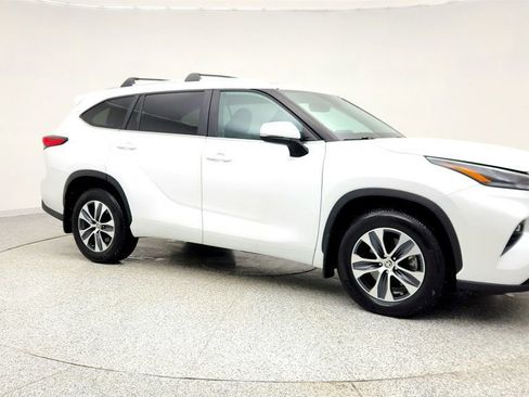 Used 2023 Toyota Highlander XLE image 3