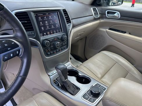 Used 2018 Jeep Grand Cherokee Overland AWD/4WD image 26