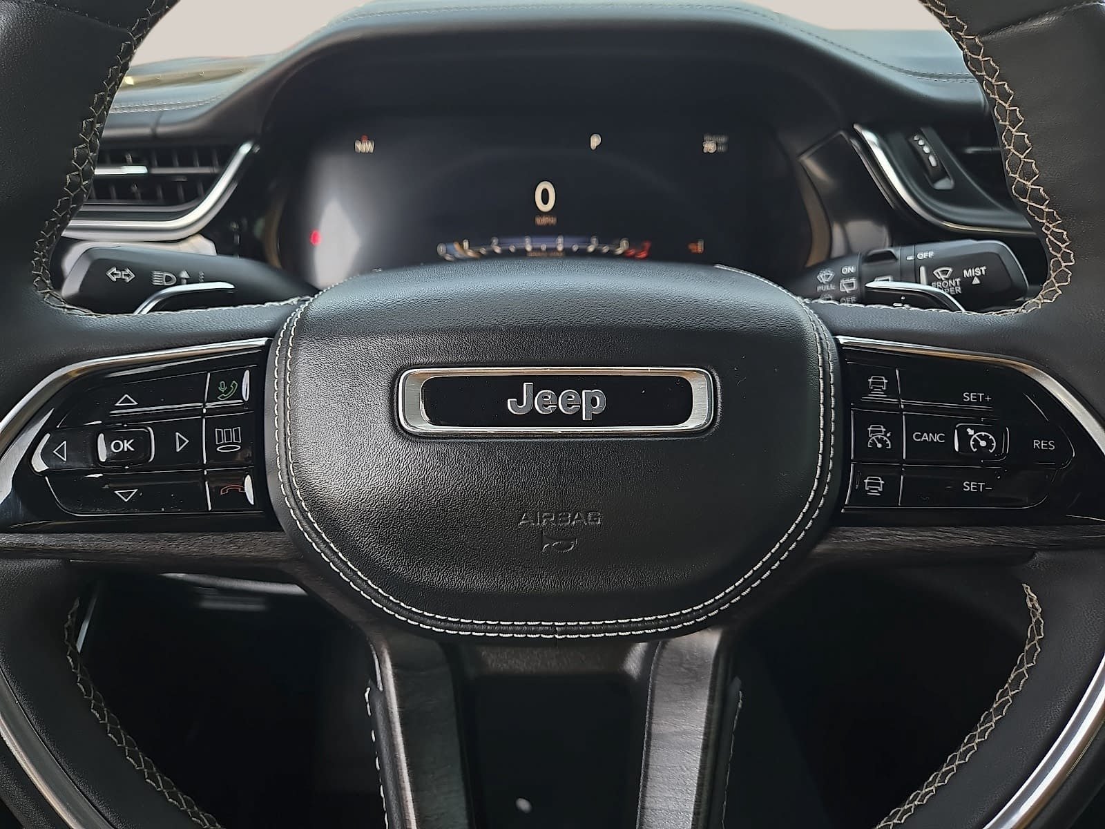 Used 2023 Jeep Grand Cherokee Overland w/ Luxury Tech Group IV AWD/4WD image 20