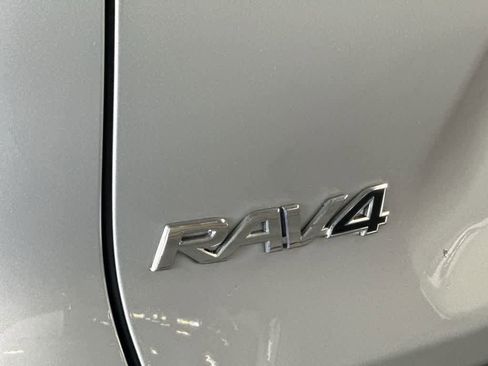 Used 2022 Toyota RAV4 XLE w/ Convenience Package image 10