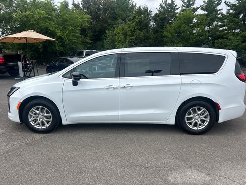 New 2027 Chrysler Pacifica Select FWD image 8