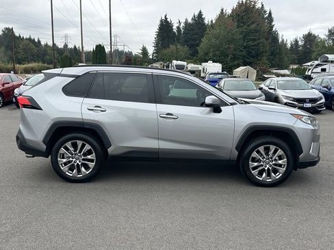 Used 2021 Toyota RAV4 XLE Premium image 10