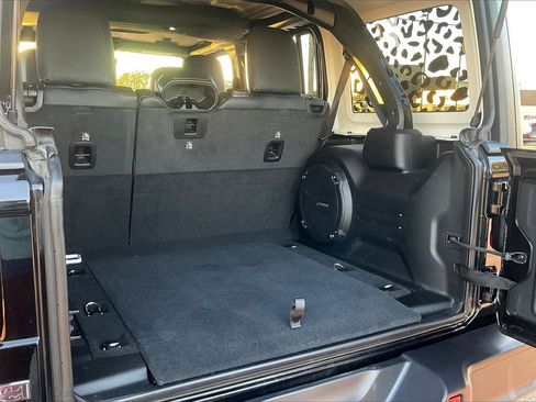 Used 2025 Jeep Wrangler Unlimited Rubicon w/ Technology Group image 13