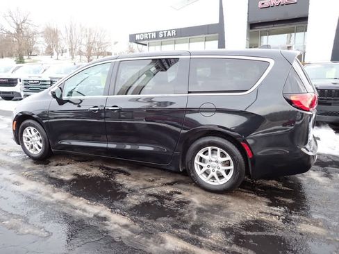 Used 2020 Chrysler Pacifica Touring image 2