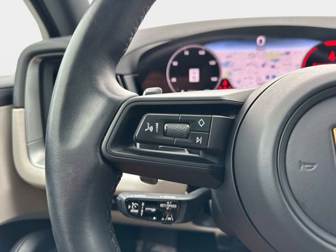 Used 2024 Porsche Cayenne Base image 31