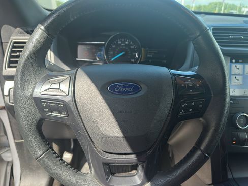 Used 2018 Ford Explorer XLT w/ XLT Appearance Package AWD/4WD image 15