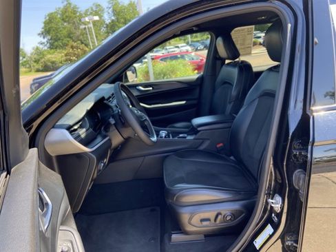 Used 2025 Jeep Grand Cherokee Altitude AWD/4WD image 34