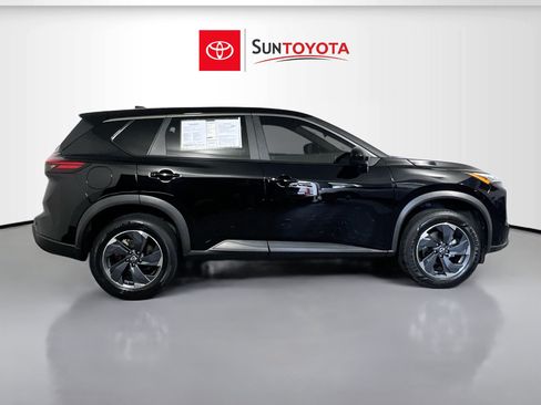 Used 2024 Nissan Rogue SV FWD image 2