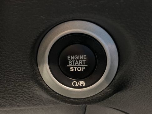 Used 2025 Chrysler Pacifica Limited FWD image 29