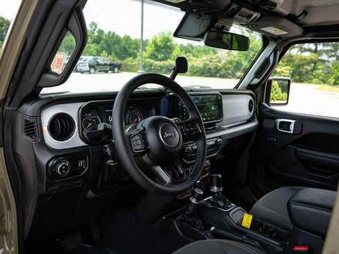 Used 2025 Jeep Gladiator Sport AWD/4WD image 13