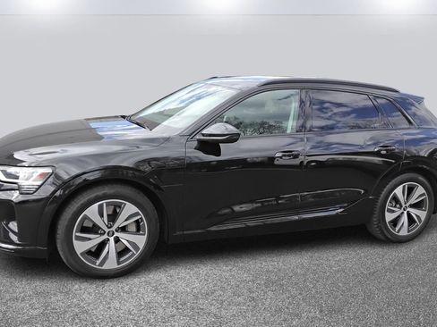 Certified 2024 Audi Q8 e-tron Premium image 3