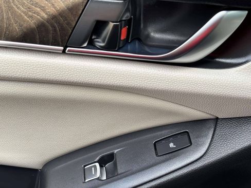 Used 2018 Honda Accord Touring image 29