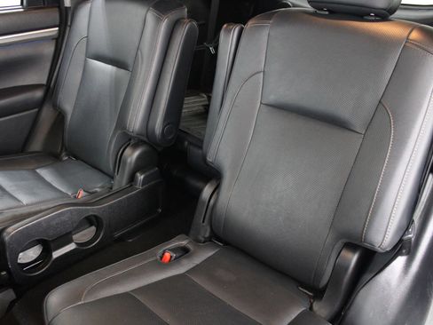 Used 2018 Toyota Highlander Limited Platinum AWD/4WD image 18