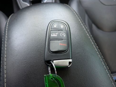 Used 2019 Jeep Cherokee Limited FWD image 30