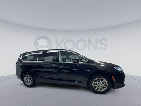 Used 2024 Chrysler Pacifica Touring-L FWD image 12