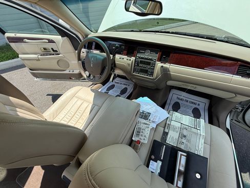 Used 2005 Lincoln Town Car Signature image 25