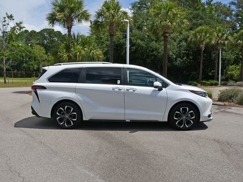 Certified 2025 Toyota Sienna Platinum FWD image 2