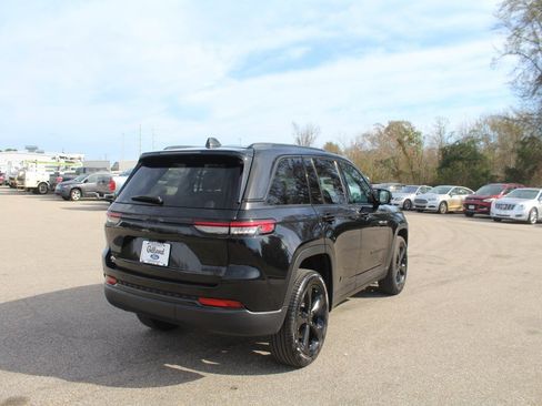 Used 2024 Jeep Grand Cherokee Limited w/ Black Appearance Package image 10