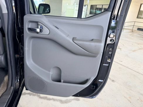 Used 2012 Nissan Frontier SV w/ SV Premium Utility Pkg AWD/4WD image 31