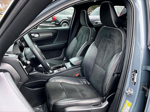 Certified 2022 Volvo XC40 T5 R-Design w/ Advanced Package image 8