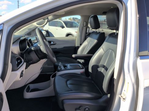 Used 2024 Chrysler Pacifica Touring-L FWD image 9