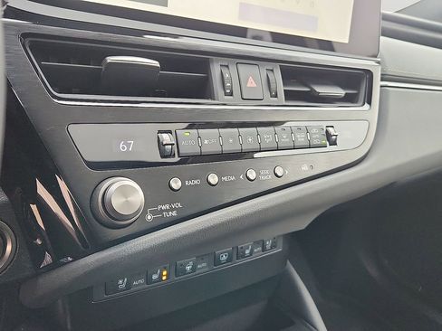 Used 2024 Lexus ES 300h w/ Luxury Package image 17