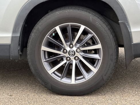 Used 2019 Toyota Highlander XLE AWD/4WD image 25