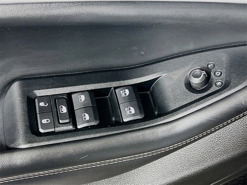 Used 2023 Jeep Grand Cherokee Limited image 18